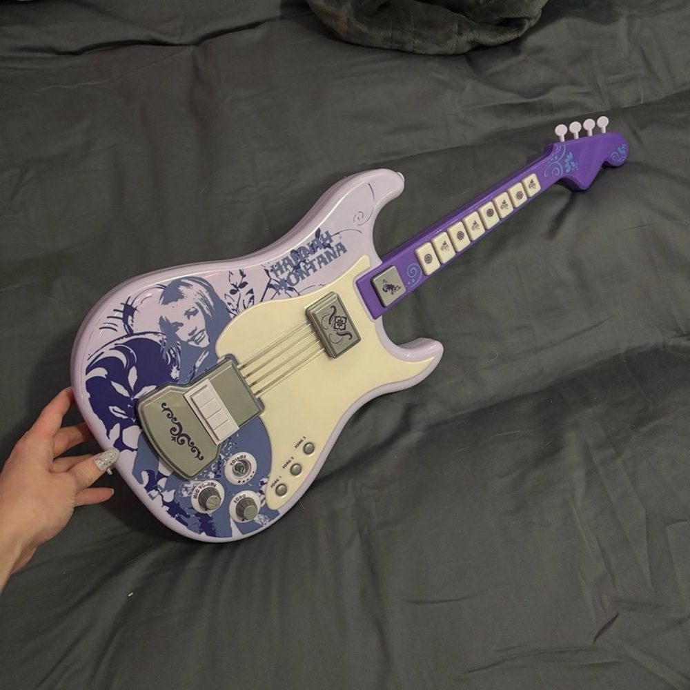 Y2K Hannah Montana interactive electric guitar with strings - Picture 3 of 8